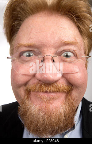 Komischer bärtiger Mann machen einen wilden und lustigen Ausdruck auf seinem Gesicht. Stockfoto