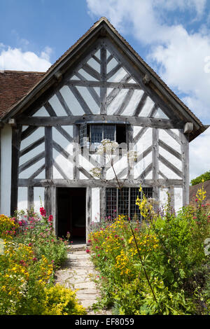 Tudor Periode Bauernhaus und bunten Garten ist Teil des Ardens Bauernhof in Wilmcote, Warwickshire, England Stockfoto
