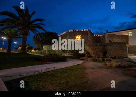 Lagos Stadtmauern beleuchtet in der Abenddämmerung, West-Algarve, Portugal Stockfoto