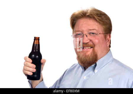 Reife lächelnder Mann hält eine Flasche Bier. Stockfoto