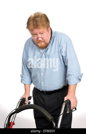 Behinderten Greis verwendet eine Gehhilfe um zu helfen, vor dem Herunterfallen, wie er sich bewegt. Stockfoto