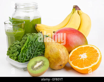 Grüner Smoothie mit Blätter und Früchte Stockfoto