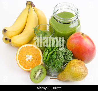 Grüner Smoothie mit Früchten und grünen Stockfoto