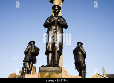 Teil das Kriegerdenkmal in Northumberland Stadt von Alnwick Bronze eines Matrosen der Royal Navy Stockfoto