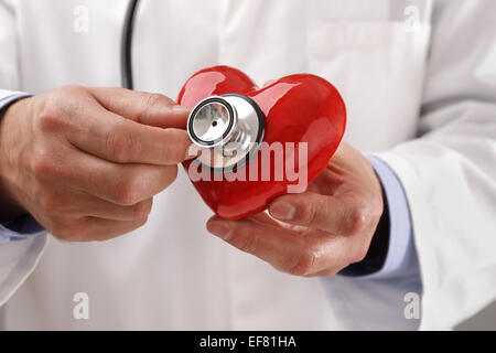 Arzt halten Herz Stockfoto