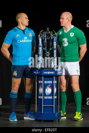 Hurlingham Club, London, UK. 28. Januar 2015. Italien und Irland team Kapitäne Sergio Parisse & Paul O'Connell mit der RBS 6 Nations Trophy. Bildnachweis: Malcolm Park Leitartikel/Alamy Live-Nachrichten Stockfoto