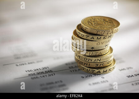 Stapel von Pfund-Münzen auf Finanzzahlen Stockfoto