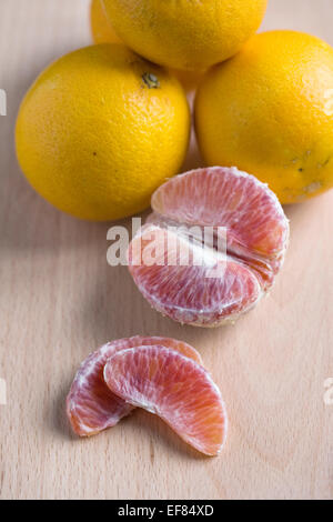 Citrus X sinenesis. Blutorangen auf einem Holzbrett. Stockfoto