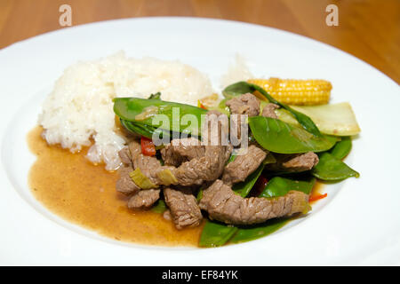 Asiatische Gemüse-Pfanne mit Rindfleischstreifen Stockfoto