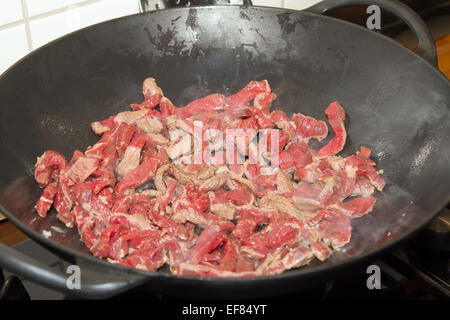 Rindfleischstreifen in einem Wok anbraten Stockfoto