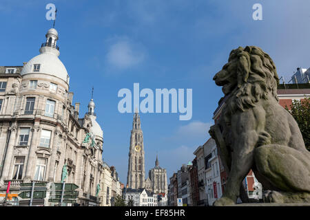 Stein Löwe Skulptur in Ernest van Dijckkaai Straße und die Kathedrale unserer lieben Frau Antwerpen, Stockfoto