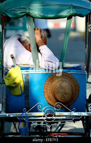 Mann schlafen im Tuk Tuk, Chiang Mai, Thailand Stockfoto
