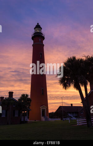 Sonnenuntergang in Ponce de Leon Inlet Leuchtturm. Das Hotel liegt in Ponce Inlet in der Nähe von Daytona Beach, Florida. Stockfoto