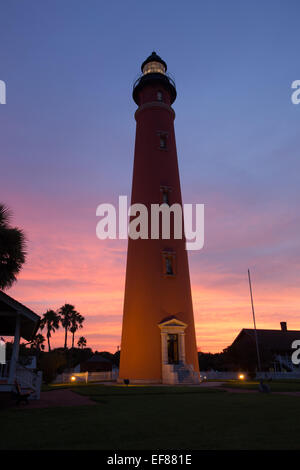 Sonnenuntergang in Ponce de Leon Inlet Leuchtturm. Das Hotel liegt in Ponce Inlet in der Nähe von Daytona Beach, Florida. Stockfoto