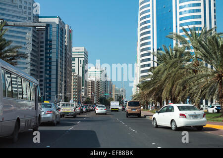 Abu Dhabi, Vereinigte Arabische Emirate - 27. November 2013: Einer der wichtigsten Straßen von Abu Dhabi, Vereinigte Arabische Emirate. Am späten Nachmittag mit moderaten tra Stockfoto