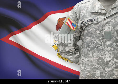 US-Soldat mit Flagge auf Hintergrund - Amerikanisch-Samoa Stockfoto