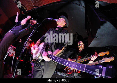 BARCELONA, Spanien - 4 FEB: Slim Cessna Auto Club (amerikanische Country Musikband) führt im Beiwagen Stadium. Stockfoto