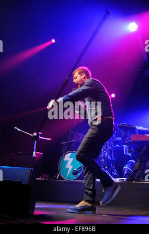 BARCELONA, Spanien - FEB 15: Kaiser Chiefs (britische Indie-Rock) führt im Razzmatazz Clubs. Stockfoto