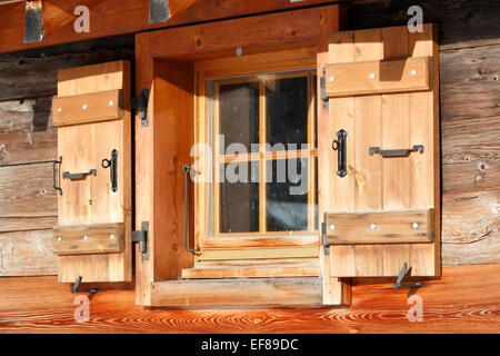 Traditionellen hölzernen Fensterläden und Fenster auf einem alten Ski Chalet in den französischen Alpen. Stockfoto