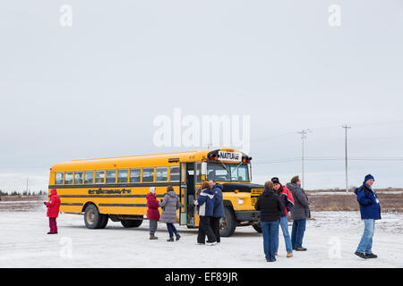 Kanada, Manitoba, Churchill, Tundra Buggy Tour Gruppe draußen Tourbus auf verschneiten Nachmittag Stockfoto