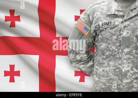 US-Soldat mit Flagge auf Hintergrund - Georgien Stockfoto