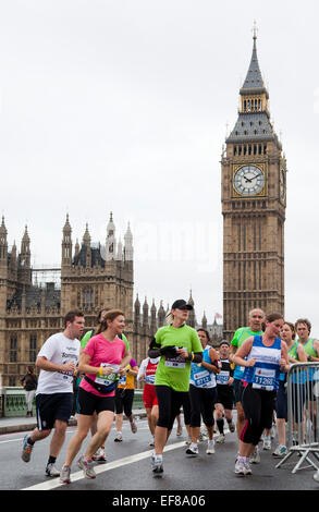 Tausende Läufer gingen auf die Londoner Straßen in die Royal Parks Foundation eine halbe Marathon 2011 um Geld für wohltätige Zwecke zu sammeln. Stockfoto