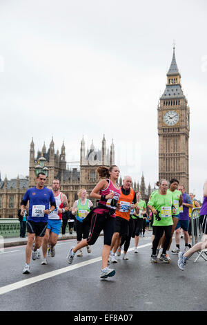 Tausende Läufer gingen auf die Londoner Straßen in die Royal Parks Foundation eine halbe Marathon 2011 um Geld für wohltätige Zwecke zu sammeln. Stockfoto