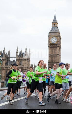 Tausende Läufer gingen auf die Londoner Straßen in die Royal Parks Foundation eine halbe Marathon 2011 um Geld für wohltätige Zwecke zu sammeln. Stockfoto