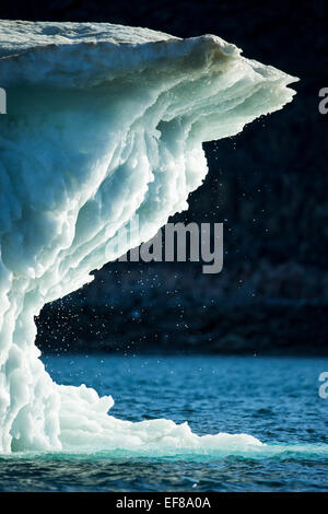 Kanada, Territorium Nunavut, Wasser tropft aus schmelzenden Eisberg in gefrorenen Kanal am nördlichen Rand der Hudson Bay in der Nähe von Polarkreis Stockfoto