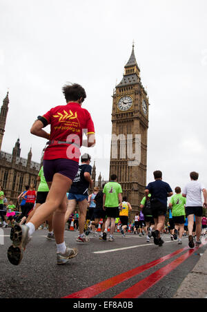 Tausende Läufer gingen auf die Londoner Straßen in die Royal Parks Foundation eine halbe Marathon 2011 um Geld für wohltätige Zwecke zu sammeln. Stockfoto