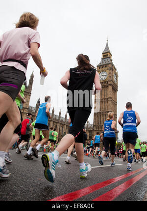 Tausende Läufer gingen auf die Londoner Straßen in die Royal Parks Foundation eine halbe Marathon 2011 um Geld für wohltätige Zwecke zu sammeln. Stockfoto