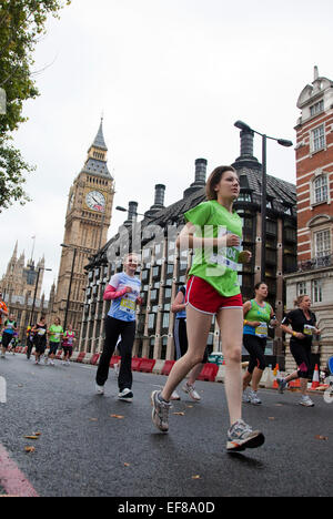 Tausende Läufer gingen auf die Londoner Straßen in die Royal Parks Foundation eine halbe Marathon 2011 um Geld für wohltätige Zwecke zu sammeln. Stockfoto