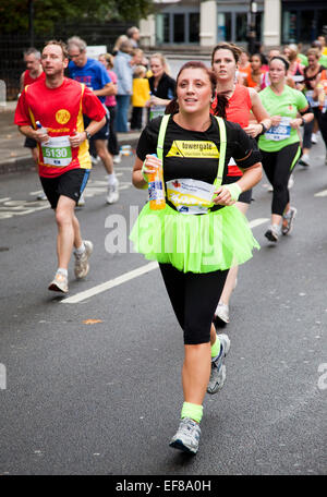 Tausende Läufer gingen auf die Londoner Straßen in die Royal Parks Foundation eine halbe Marathon 2011 um Geld für wohltätige Zwecke zu sammeln. Stockfoto