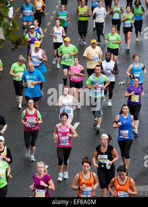 Tausende Läufer gingen auf die Londoner Straßen in die Royal Parks Foundation eine halbe Marathon 2011 um Geld für wohltätige Zwecke zu sammeln. Stockfoto