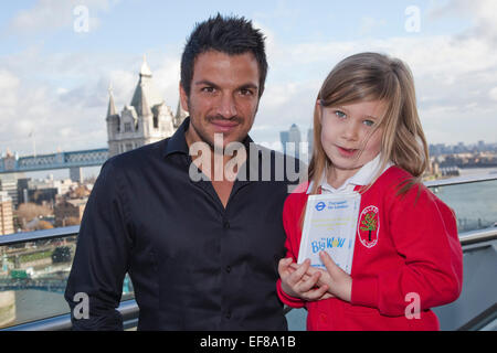 Peter Andre mit Scarlett Kavenagh, 5, von der Walker-Grundschule in Enfield. Heute präsentiert 26. Januar, Popstar und Kinderbuchautor Peter Andre zwanzig London Schulkinder mit Auszeichnungen im Rathaus für die preisgekrönten Geschichten, die, denen Sie wo sie wohnen geschrieben haben, Bestandteil des Mayor of London Fahrt nach Kompetenz zu verbessern. Der Wettbewerb war auch Teil der großen WoW (gehen einmal pro Woche). Stockfoto