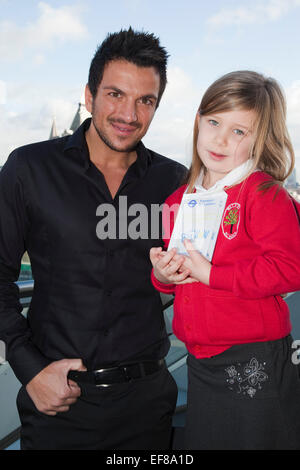 Peter Andre mit Scarlett Kavenagh, 5, von der Walker-Grundschule in Enfield. Heute präsentiert 26. Januar, Popstar und Kinderbuchautor Peter Andre zwanzig London Schulkinder mit Auszeichnungen im Rathaus für die preisgekrönten Geschichten, die, denen Sie wo sie wohnen geschrieben haben, Bestandteil des Mayor of London Fahrt nach Kompetenz zu verbessern. Der Wettbewerb war auch Teil der großen WoW (gehen einmal pro Woche). Stockfoto