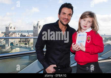 Peter Andre mit Scarlett Kavenagh, 5, von der Walker-Grundschule in Enfield. Heute präsentiert 26. Januar, Popstar und Kinderbuchautor Peter Andre zwanzig London Schulkinder mit Auszeichnungen im Rathaus für die preisgekrönten Geschichten, die, denen Sie wo sie wohnen geschrieben haben, Bestandteil des Mayor of London Fahrt nach Kompetenz zu verbessern. Der Wettbewerb war auch Teil der großen WoW (gehen einmal pro Woche). Stockfoto