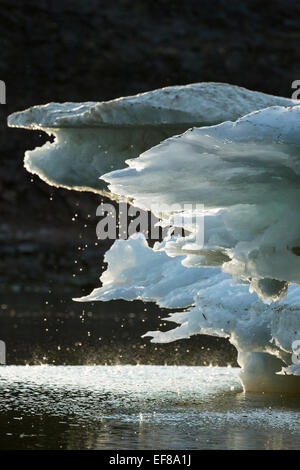 Kanada, Territorium Nunavut, Wasser tropft aus schmelzenden Eisberg in gefrorenen Kanal am nördlichen Rand der Hudson Bay in der Nähe von Polarkreis Stockfoto