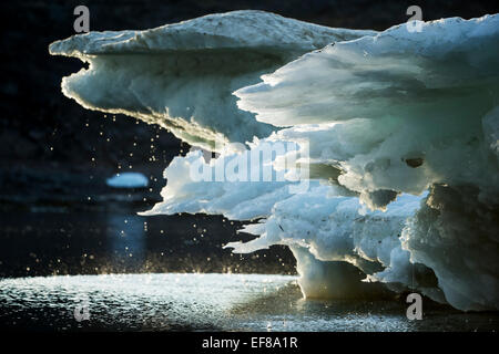 Kanada, Territorium Nunavut, Wasser tropft aus schmelzenden Eisberg in gefrorenen Kanal am nördlichen Rand der Hudson Bay in der Nähe von Polarkreis Stockfoto