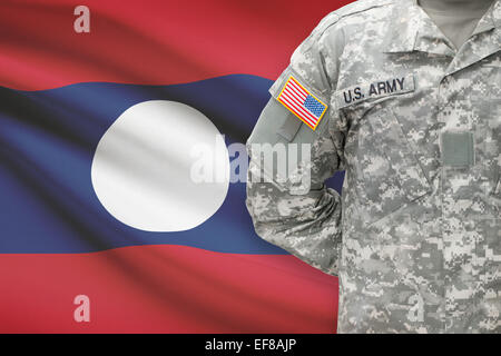 US-Soldat mit Flagge auf Hintergrund - Laos Stockfoto