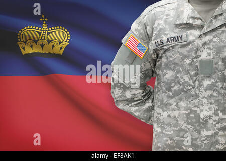 US-Soldat mit Flagge auf Hintergrund - Fürstentum Liechtenstein Stockfoto