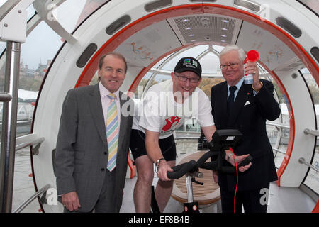 L-R Douglas Rouse, Corporate Partnerschaften Director von Save the Children, Bernie Hollywood, Lloyds-Mitarbeiter, die die Herausforderung auf Fahrrad und Sir Win Bischoff, Lloyds Banking Group Chairmain eingerichtet. Heute, werden 3. November Lloyds Banking Group Mitarbeiter an 38 Standorten die Extrameile für "Save the Children" durch den Abschluss einer 24-Stunden "Around the World" statische Zyklus Herausforderung. Von 10:00 wird das Londoner Team Radsport werden in einer Kapsel von der EDF Energy London Eye (und in einem Zelt, wenn das Auge geschlossen ist). Während dieser 24-Stunden-Challenge hoffe sie GBP 100.000 zu erhöhen, mit dem Fahrrad 18.297 Meilen auf statische Stockfoto