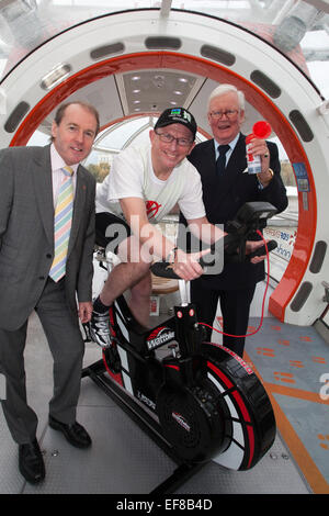 L-R Douglas Rouse, Corporate Partnerschaften Director von Save the Children, Bernie Hollywood, Lloyds-Mitarbeiter, die die Herausforderung auf Fahrrad und Sir Win Bischoff, Lloyds Banking Group Chairmain eingerichtet. Heute, werden 3. November Lloyds Banking Group Mitarbeiter an 38 Standorten die Extrameile für "Save the Children" durch den Abschluss einer 24-Stunden "Around the World" statische Zyklus Herausforderung. Von 10:00 wird das Londoner Team Radsport werden in einer Kapsel von der EDF Energy London Eye (und in einem Zelt, wenn das Auge geschlossen ist). Während dieser 24-Stunden-Challenge hoffe sie GBP 100.000 zu erhöhen, mit dem Fahrrad 18.297 Meilen auf statische Stockfoto
