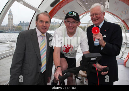 L-R Douglas Rouse, Corporate Partnerschaften Director von Save the Children, Bernie Hollywood, Lloyds-Mitarbeiter, die die Herausforderung auf Fahrrad und Sir Win Bischoff, Lloyds Banking Group Chairmain eingerichtet. Heute, werden 3. November Lloyds Banking Group Mitarbeiter an 38 Standorten die Extrameile für "Save the Children" durch den Abschluss einer 24-Stunden "Around the World" statische Zyklus Herausforderung. Von 10:00 wird das Londoner Team Radsport werden in einer Kapsel von der EDF Energy London Eye (und in einem Zelt, wenn das Auge geschlossen ist). Während dieser 24-Stunden-Challenge hoffe sie GBP 100.000 zu erhöhen, mit dem Fahrrad 18.297 Meilen auf statische Stockfoto