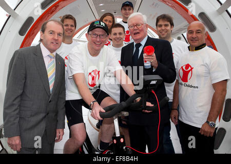 L-R Douglas Rouse, Corporate Partnerschaften Director von Save the Children, Bernie Hollywood, Lloyds-Mitarbeiter, die die Herausforderung auf Fahrrad und Sir Win Bischoff, Lloyds Banking Group Chairmain eingerichtet. Heute, werden 3. November Lloyds Banking Group Mitarbeiter an 38 Standorten die Extrameile für "Save the Children" durch den Abschluss einer 24-Stunden "Around the World" statische Zyklus Herausforderung. Von 10:00 wird das Londoner Team Radsport werden in einer Kapsel von der EDF Energy London Eye (und in einem Zelt, wenn das Auge geschlossen ist). Während dieser 24-Stunden-Challenge hoffe sie GBP 100.000 zu erhöhen, mit dem Fahrrad 18.297 Meilen auf statische Stockfoto