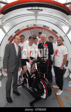 L-R Douglas Rouse, Corporate Partnerschaften Director von Save the Children, Bernie Hollywood, Lloyds-Mitarbeiter, die die Herausforderung auf Fahrrad und Sir Win Bischoff, Lloyds Banking Group Chairmain eingerichtet. Heute, werden 3. November Lloyds Banking Group Mitarbeiter an 38 Standorten die Extrameile für "Save the Children" durch den Abschluss einer 24-Stunden "Around the World" statische Zyklus Herausforderung. Von 10:00 wird das Londoner Team Radsport werden in einer Kapsel von der EDF Energy London Eye (und in einem Zelt, wenn das Auge geschlossen ist). Während dieser 24-Stunden-Challenge hoffe sie GBP 100.000 zu erhöhen, mit dem Fahrrad 18.297 Meilen auf statische Stockfoto