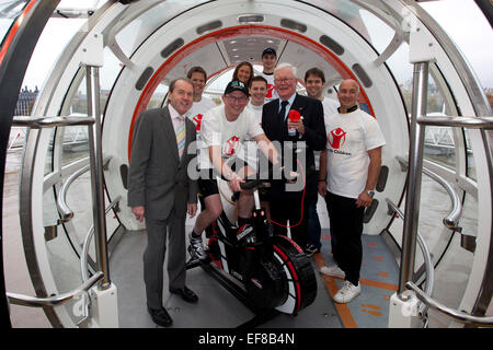 L-R Douglas Rouse, Corporate Partnerschaften Director von Save the Children, Bernie Hollywood, Lloyds-Mitarbeiter, die die Herausforderung auf Fahrrad und Sir Win Bischoff, Lloyds Banking Group Chairmain eingerichtet. Heute, werden 3. November Lloyds Banking Group Mitarbeiter an 38 Standorten die Extrameile für "Save the Children" durch den Abschluss einer 24-Stunden "Around the World" statische Zyklus Herausforderung. Von 10:00 wird das Londoner Team Radsport werden in einer Kapsel von der EDF Energy London Eye (und in einem Zelt, wenn das Auge geschlossen ist). Während dieser 24-Stunden-Challenge hoffe sie GBP 100.000 zu erhöhen, mit dem Fahrrad 18.297 Meilen auf statische Stockfoto