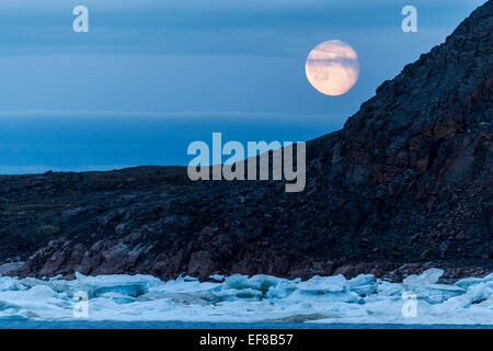 Kanada, Nunavut, Territorium, Mondaufgang über dem Meer Eisschmelze entlang Frozen-Straße im nördlichen Hudson Bay in der Nähe von Polarkreis Stockfoto