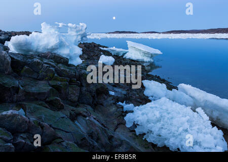 Kanada, Nunavut, Territorium, Mondaufgang und Bereich der schmelzenden Eisbergen entlang Frozen-Straße im nördlichen Hudson Bay in der Nähe von Polarkreis Stockfoto