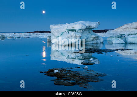Kanada, Nunavut, Territorium, Mondaufgang und Bereich der schmelzenden Eisbergen entlang Frozen-Straße im nördlichen Hudson Bay in der Nähe von Polarkreis Stockfoto